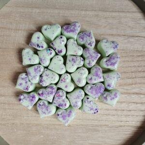 Fig & Jasmine srčki so ustvarjeni za dni, ko si želiš topline, lepote in umirjenosti. Dodaj enega ali dva v izparilnik in napolni dom z nežnim vonjem Jasmina in Fige.