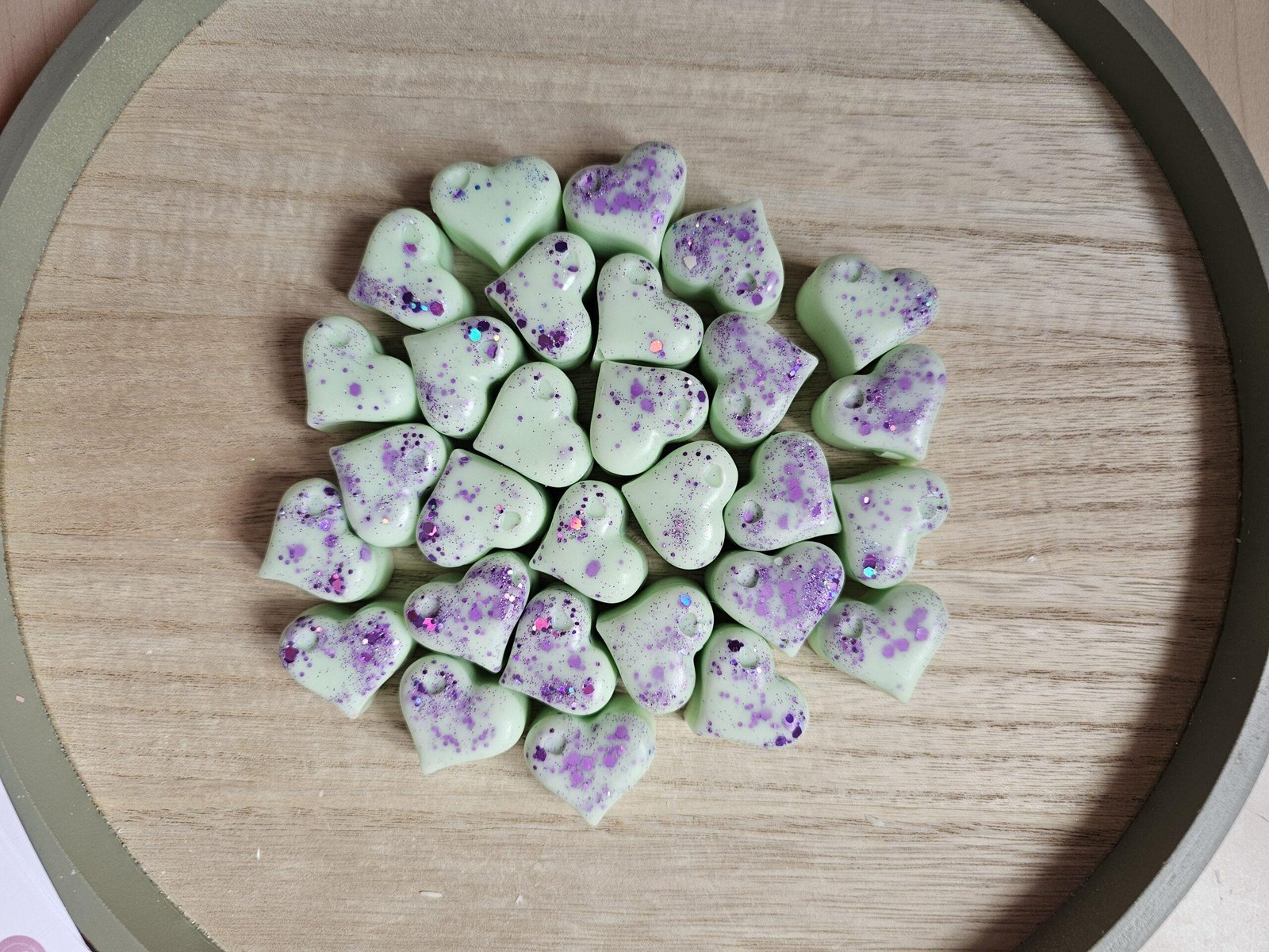 Fig & Jasmine srčki so ustvarjeni za dni, ko si želiš topline, lepote in umirjenosti. Dodaj enega ali dva v izparilnik in napolni dom z nežnim vonjem Jasmina in Fige.