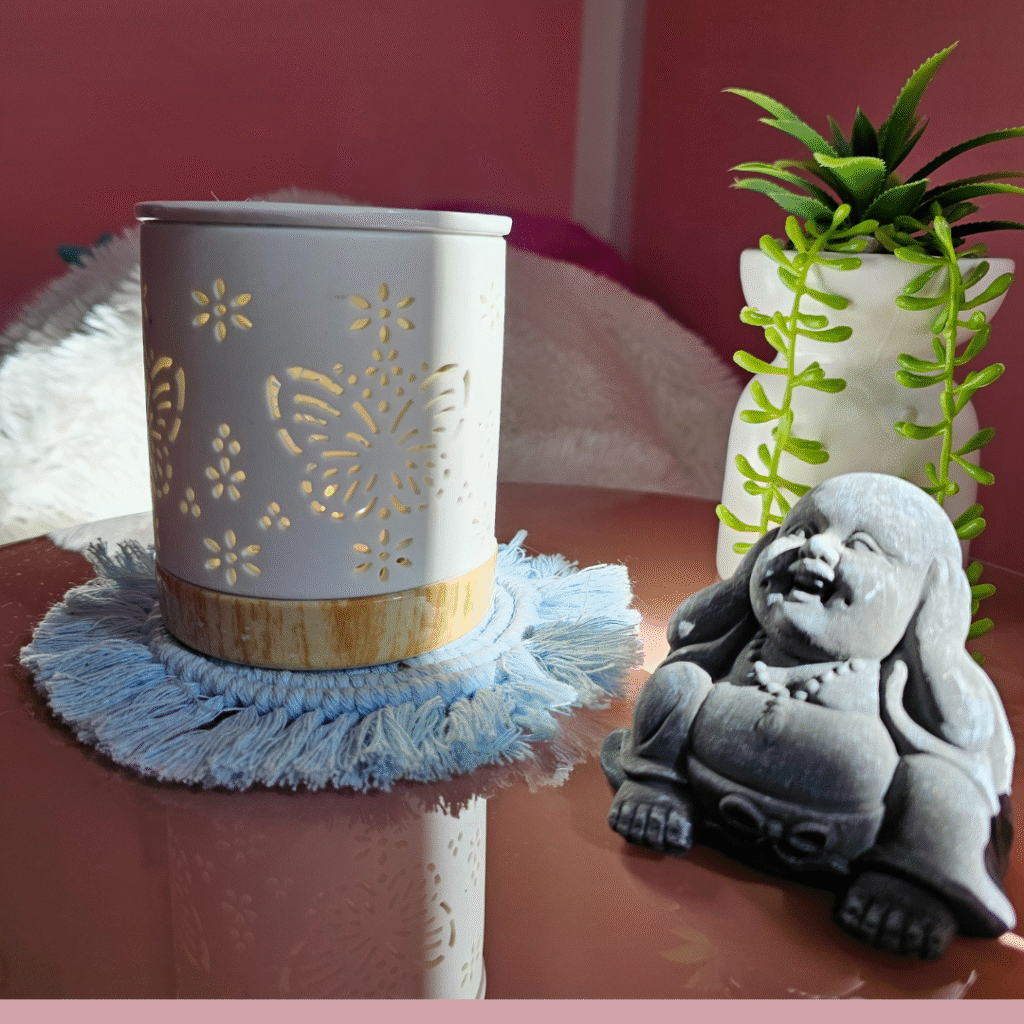 Nežen vosek ob knjigi in mehki svetlobi – občutek sprostitve in notranjega miru.